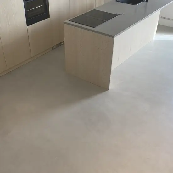 Pavimento in resina cementizia color grigio, leggermente nuvolato