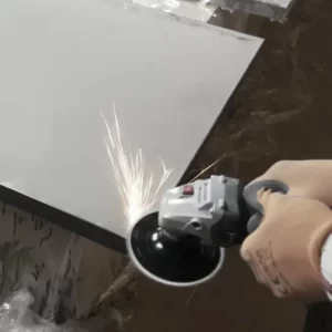 lavorazione con frullino su un tavolo da ristrutturare