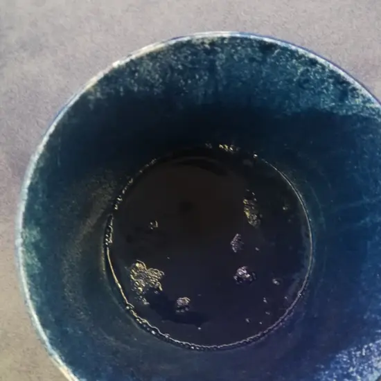secchio pieno di resina blu